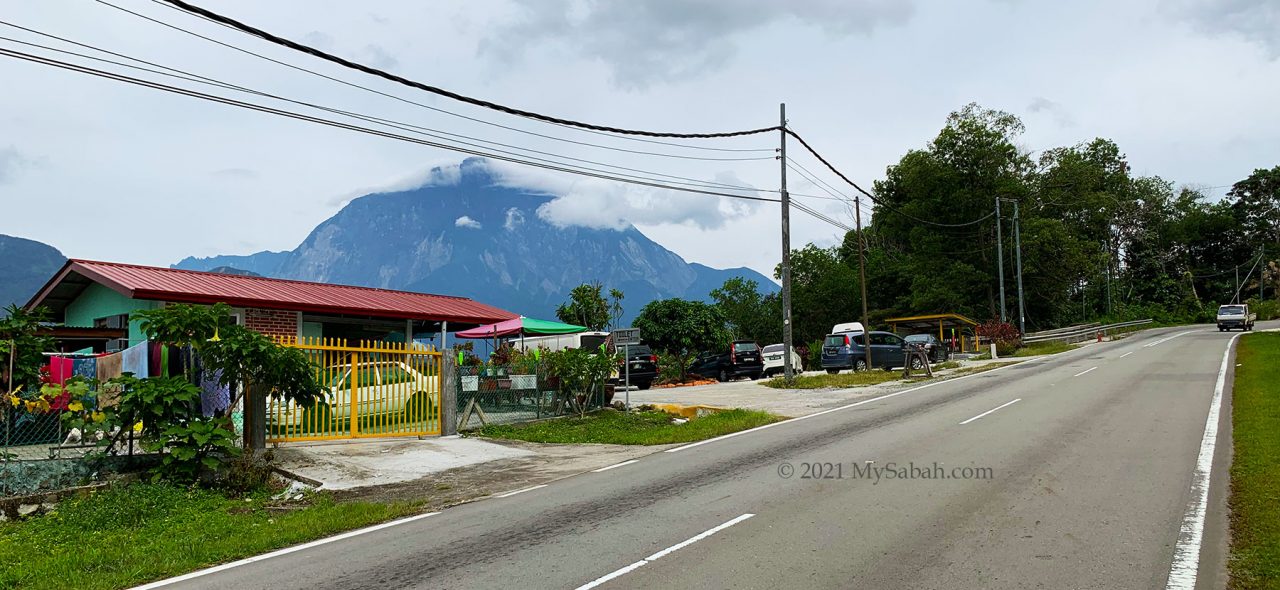 Toilet stop and sundry shop at Peranggi View Point (in Kampung Kaung Lapai) about 40 Kilometres before Ranau town