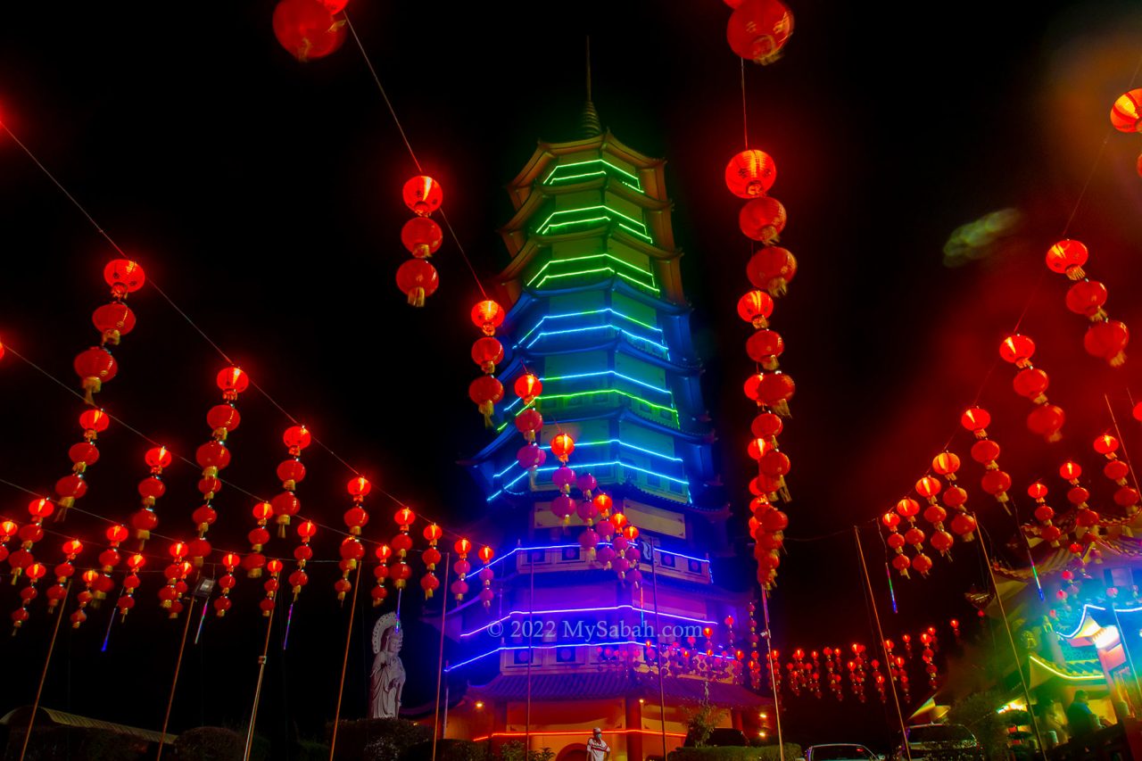 The glowing pagoda of Peak Nam Toong