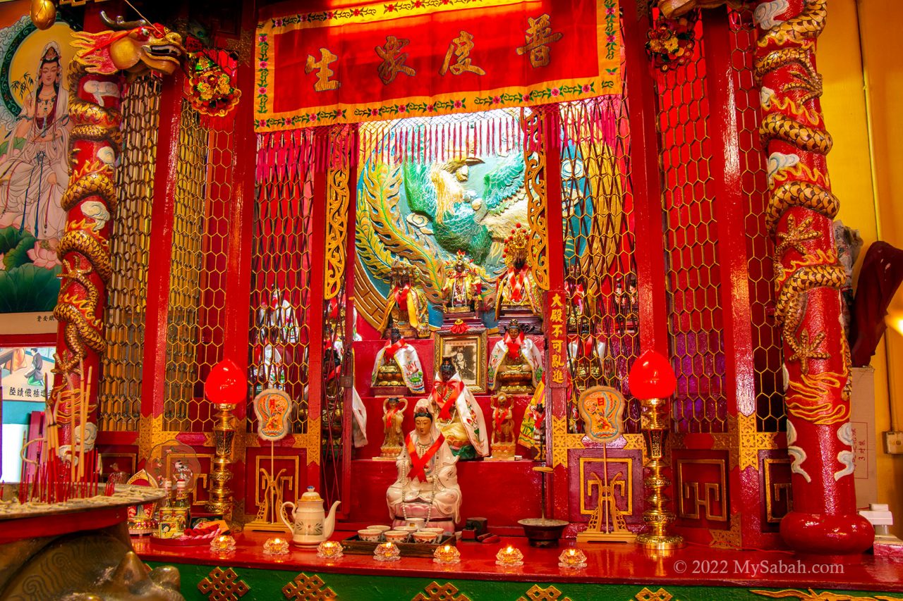 The shrine of Guanyin (观音菩萨) at the left