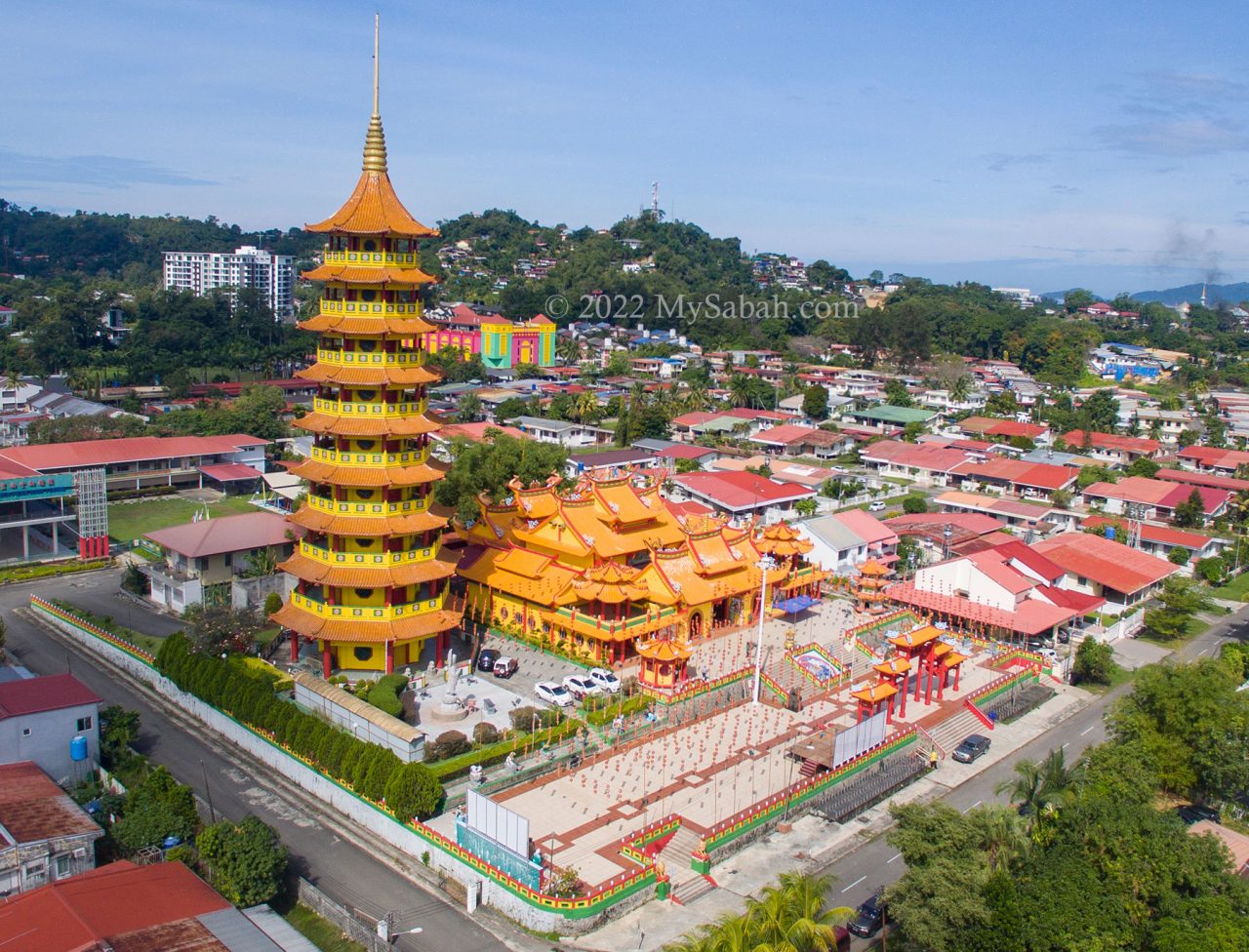 The temple and pagoda of Peak Nam Toong (碧南堂)