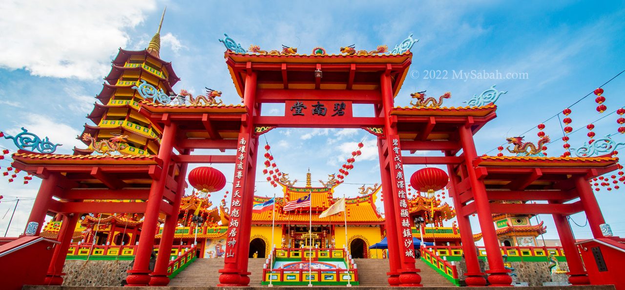 Front arch of Peak Nam Toong