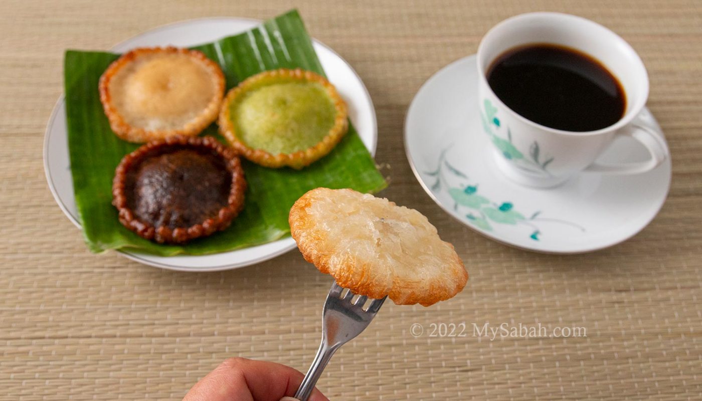 Kuih Pinjaram (a.k.a. penyaram, penjaram, cucur jawa)