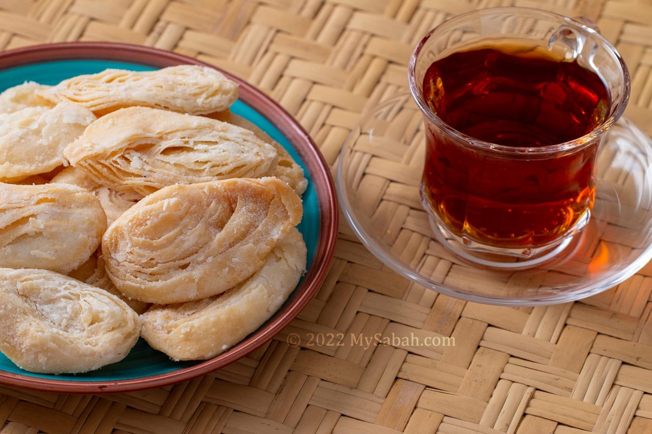 Kuih Lidah Buaya (or Kuih Tiram)