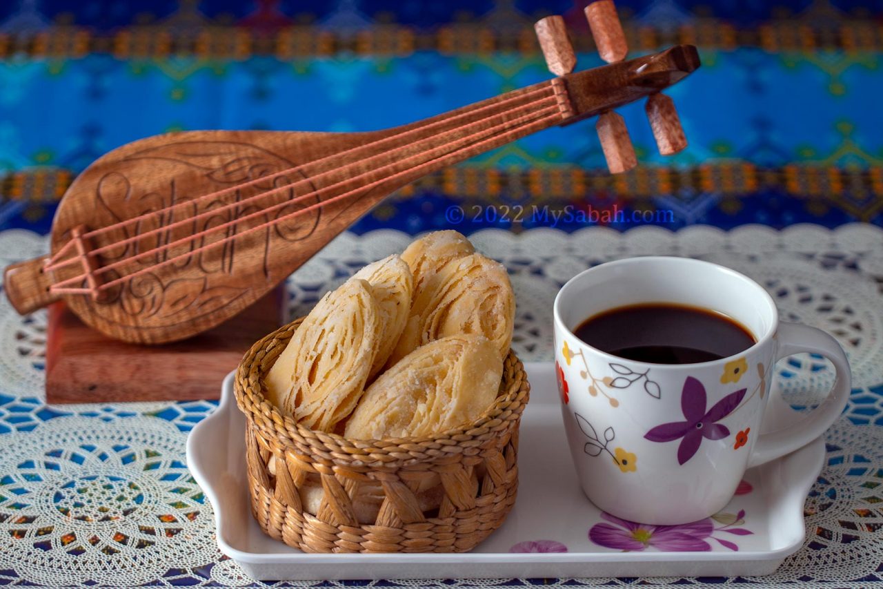 Kuih Lidah and gambus