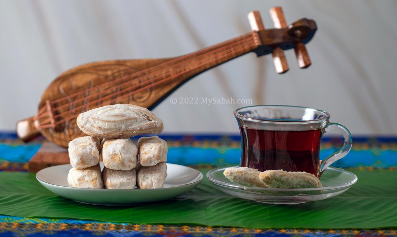 Kuih Lidah Buaya with tea