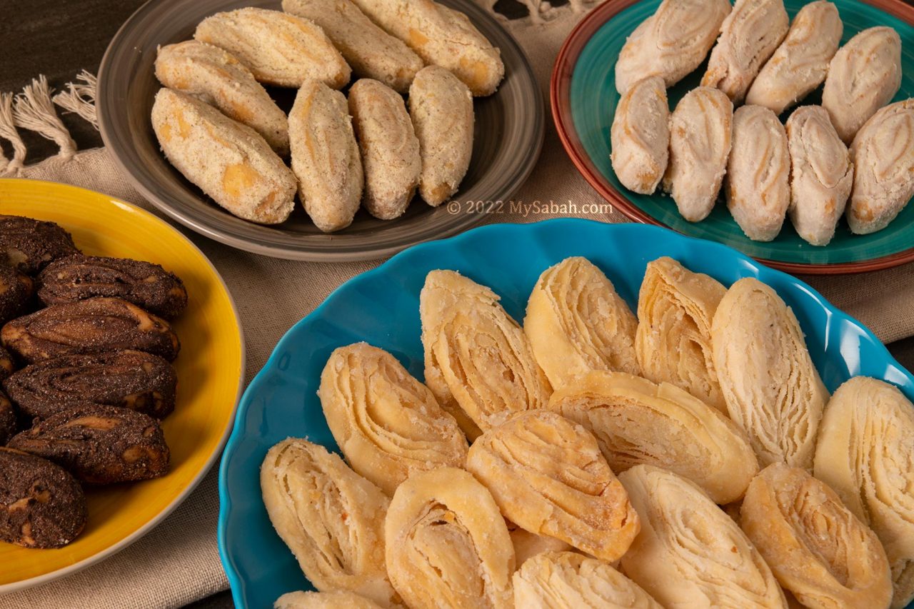 Variety of Kuih Lidah flavors