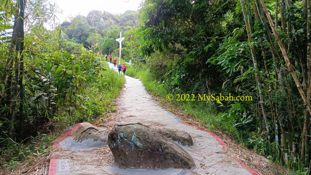 Last cross station to the peak of Bukit Perahu