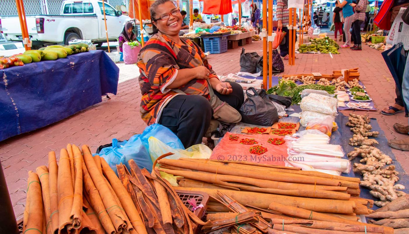 A friendly cinnamon seller at Keningau tamu