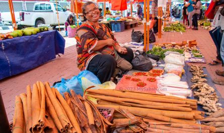 A friendly cinnamon seller at Keningau tamu