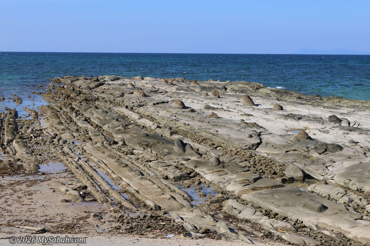 Rocky shore of Bak-Bak Beach