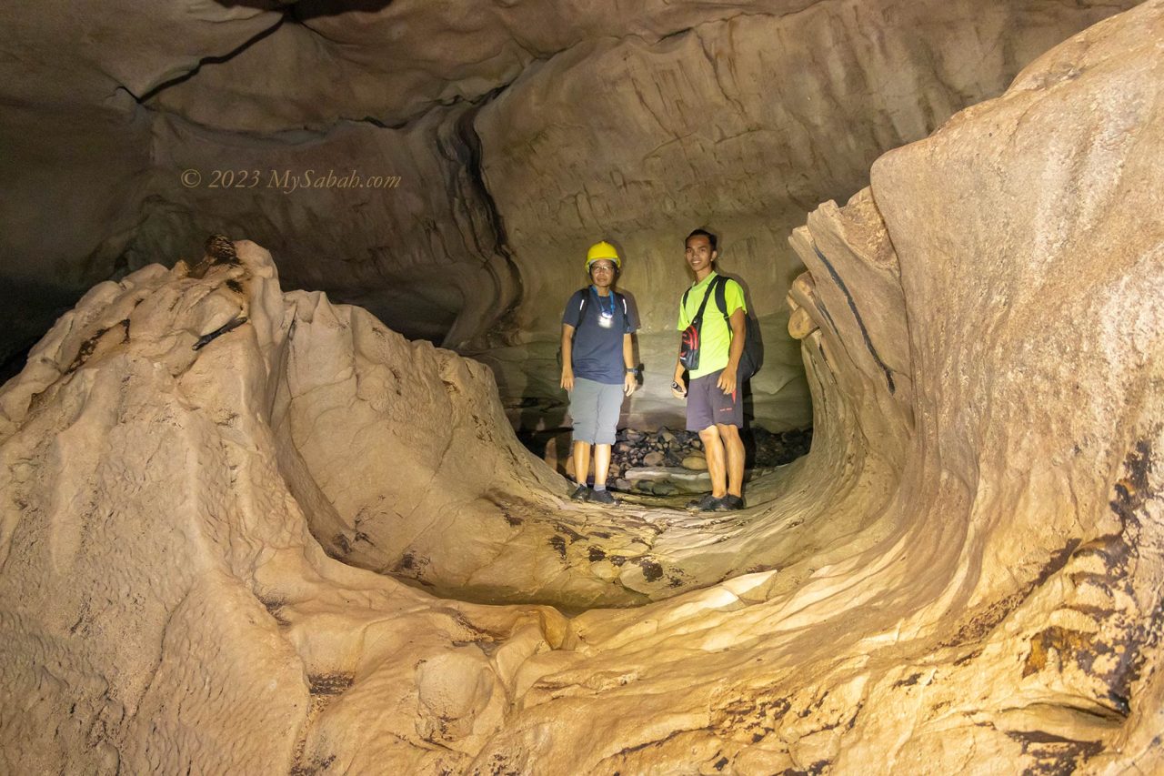 A U-shaped rock formation in Pungiton Cave