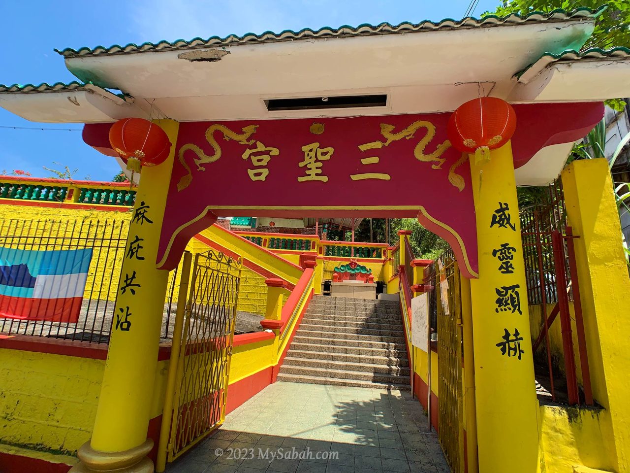 Entrance to Sam Sing Kung Temple (三聖宮)