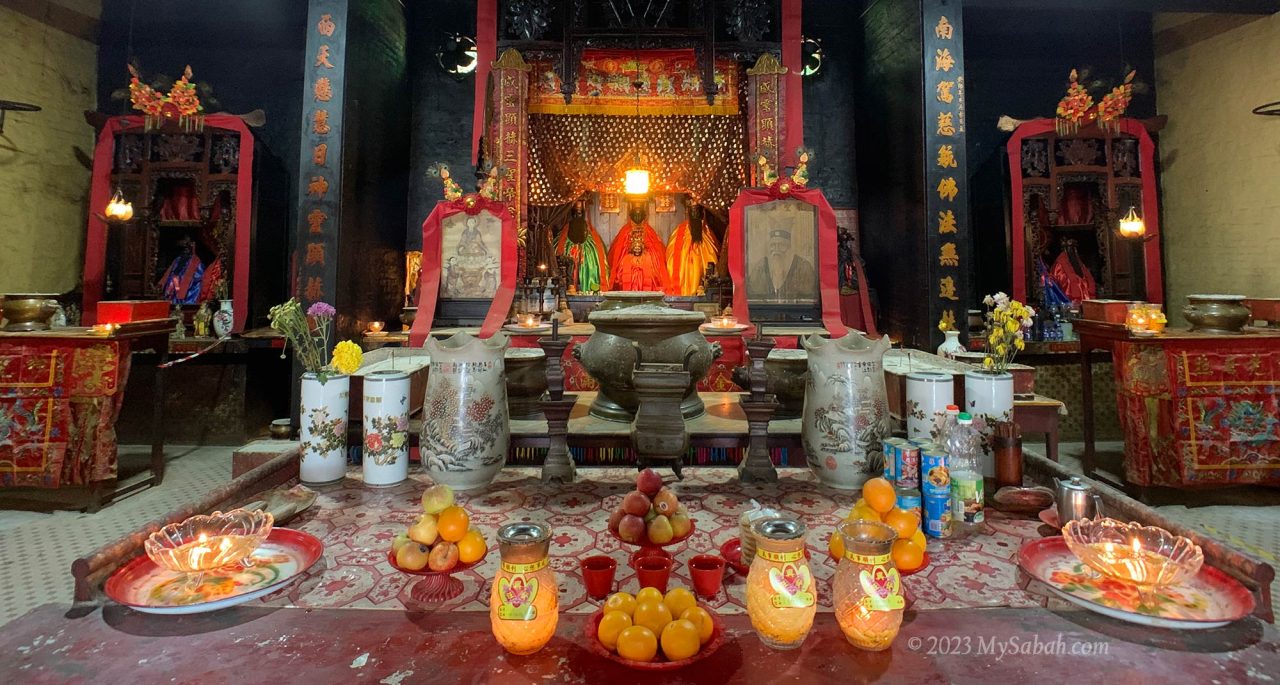 Altars of Kwan Woon Cheung (关云长), Goddess of Tin Hou (天后 / 妈祖), and Min Cheong Emperor (文昌帝君)