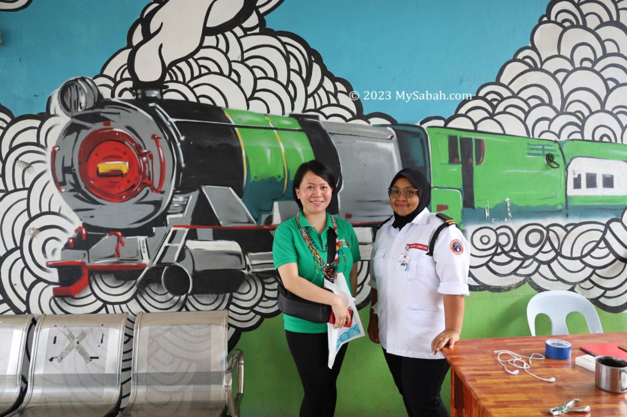 Mural at Papar train station. The train in the drawing is an old locomotive powered by steam and made by Leeds (England).