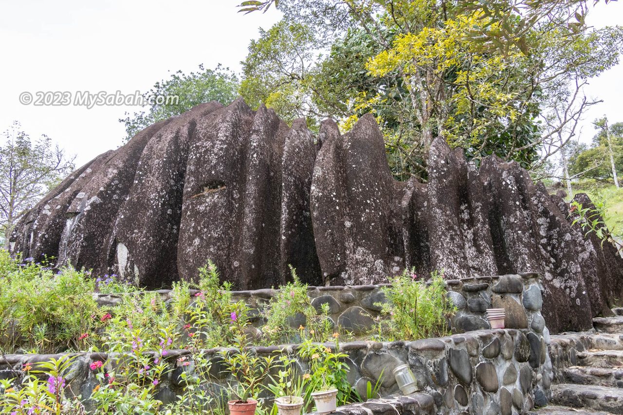 Topi Raja is a granitic boulder