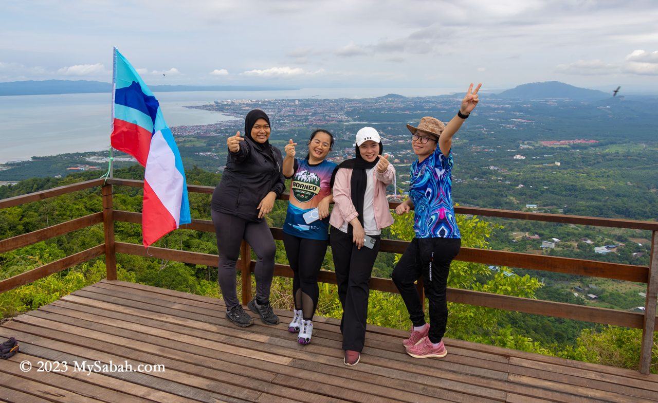 Meeting other hikers on the peak