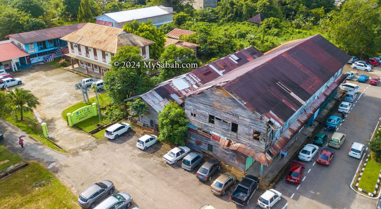 Aerial view of the Pei Yin School (培英学校) and Post-War shophouse in Membakut