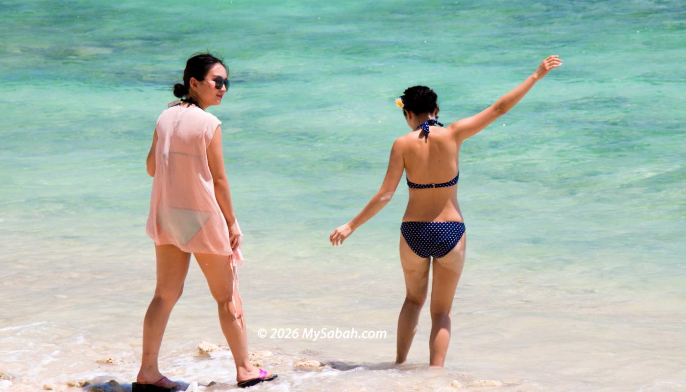 Tourists on the beach of Mamutik Island