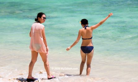Tourists on the beach of Mamutik Island