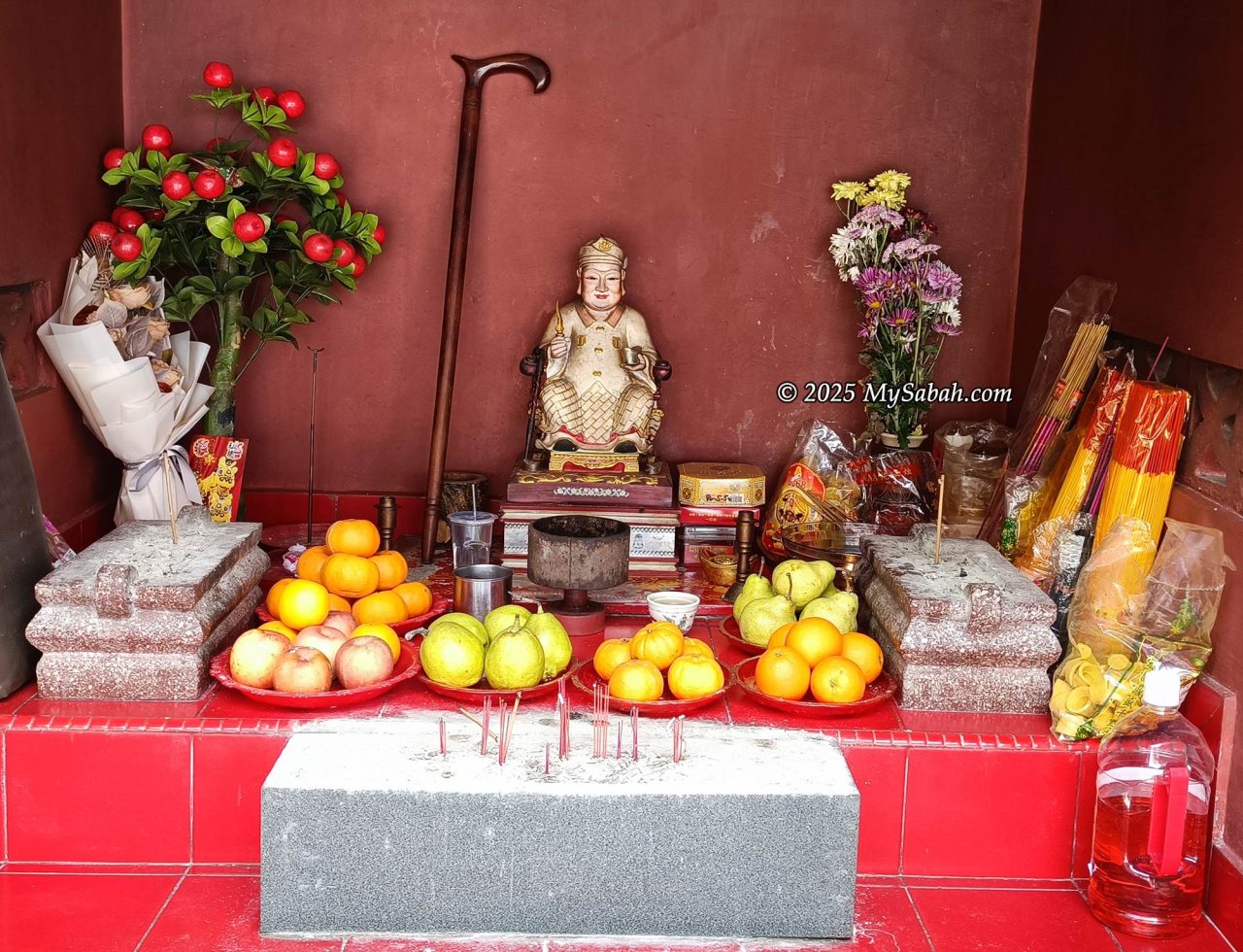 Datuk Gong and the offerings