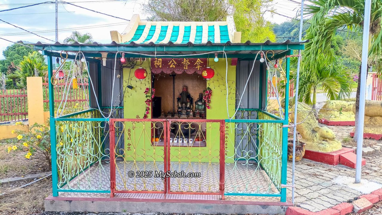 Shrine of Datuk Gong outside the temple