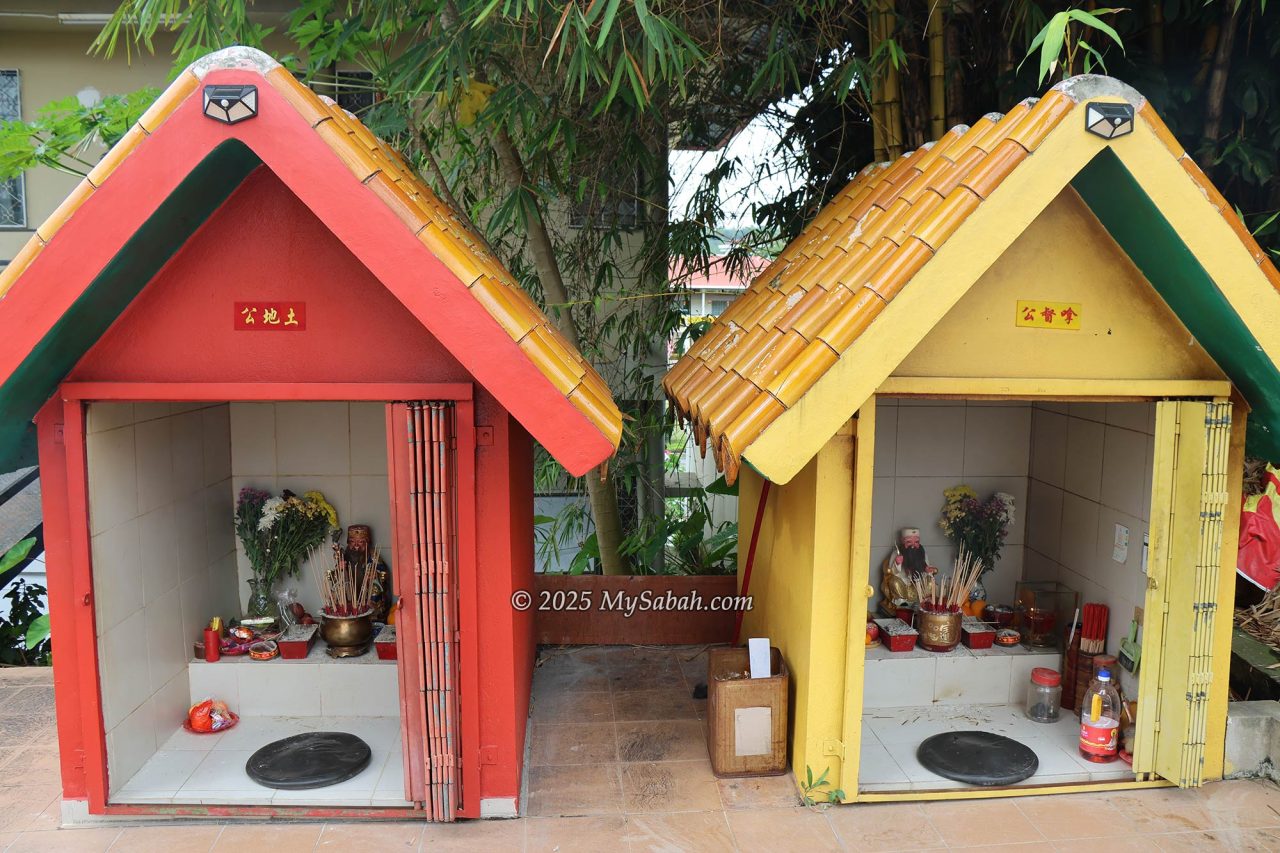 Shrines of Tua Pek Kong (left) and Datuk Gong (right) at Peak Nam Toong temple (亚庇碧南堂)