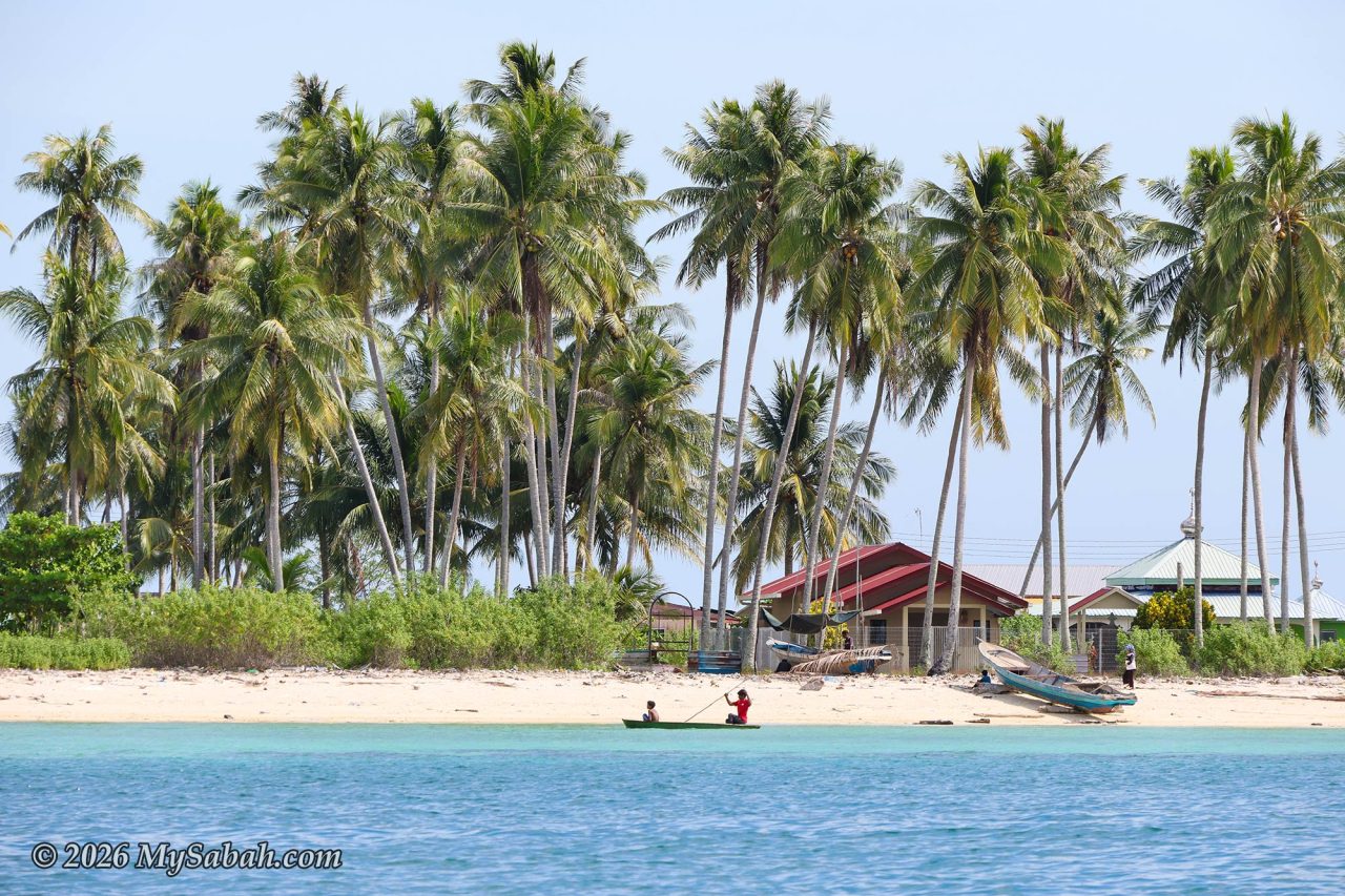 The coconut beach of Omadal Island