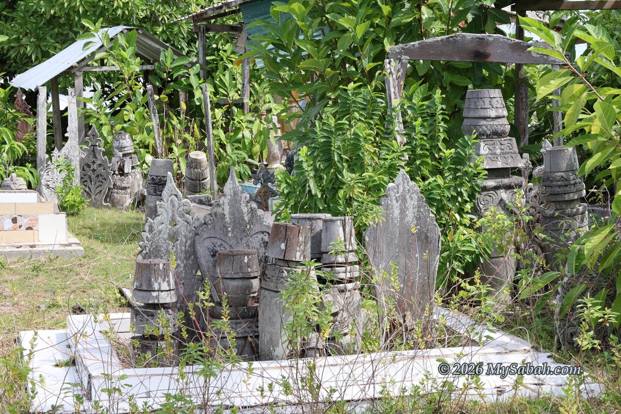 Graves and nisan on Omadal Island